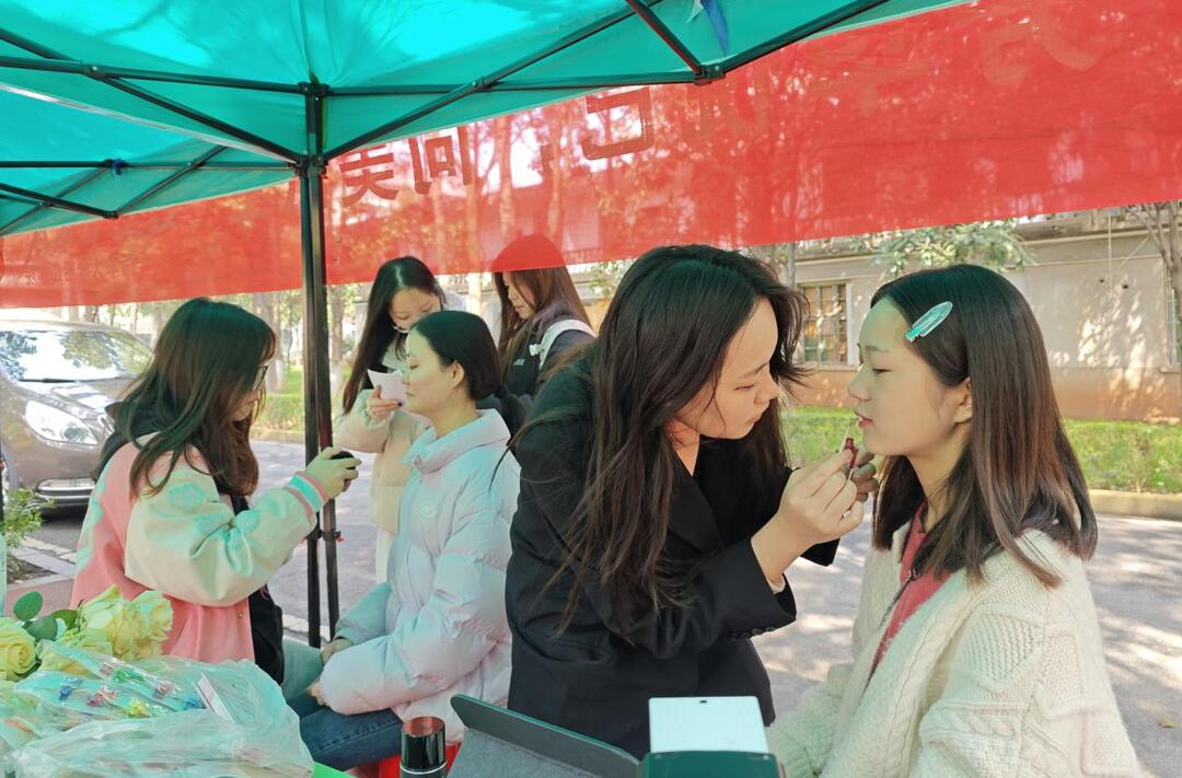 南华大学开展“芳华悦己，向美而生”庆祝“三八”国际妇女节活动