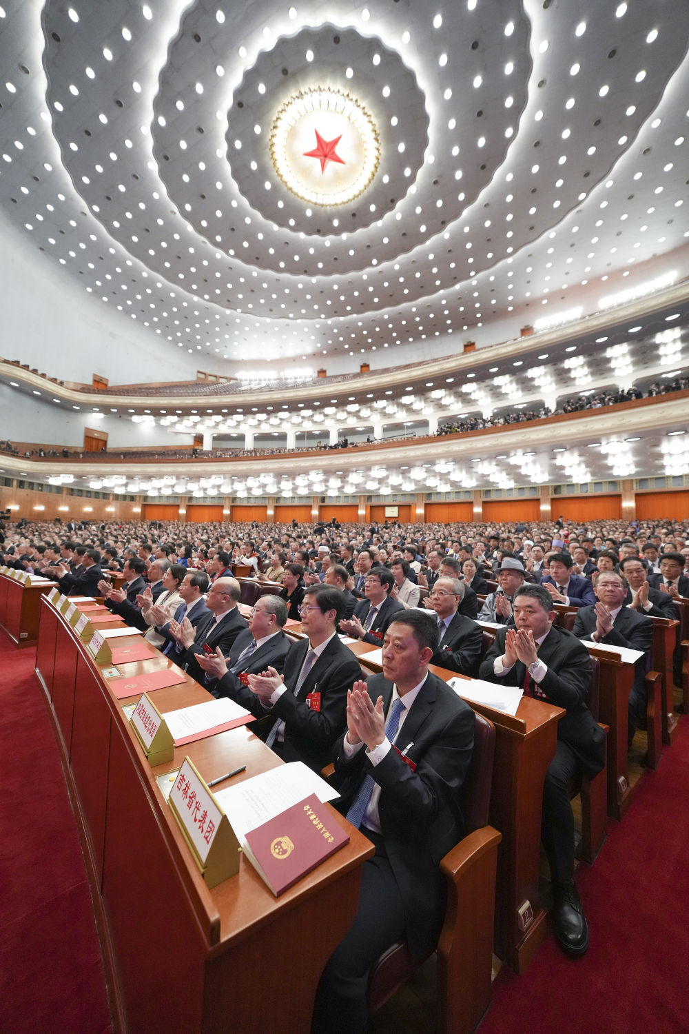 这是记者在闭幕会上采访↑这是闭幕会后,代表们走出人民大会堂.