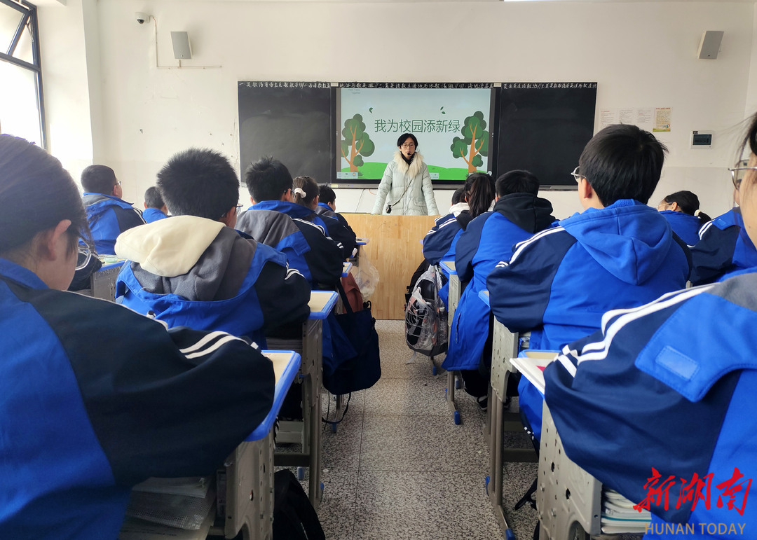 龙山县第二中学校园植树添新绿