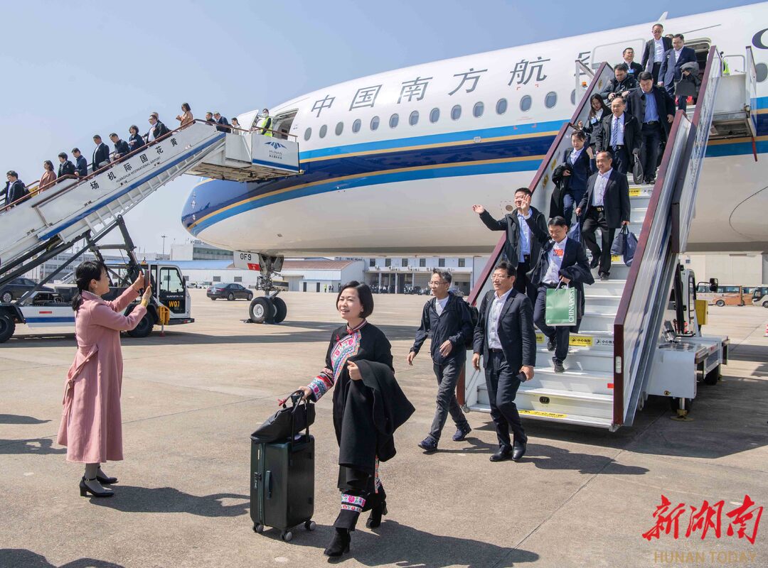 3月12日中午，在圆满完成大会各项议程后，出席十四届全国人大二次会议的在湘全国人大代表乘飞机返回长沙。