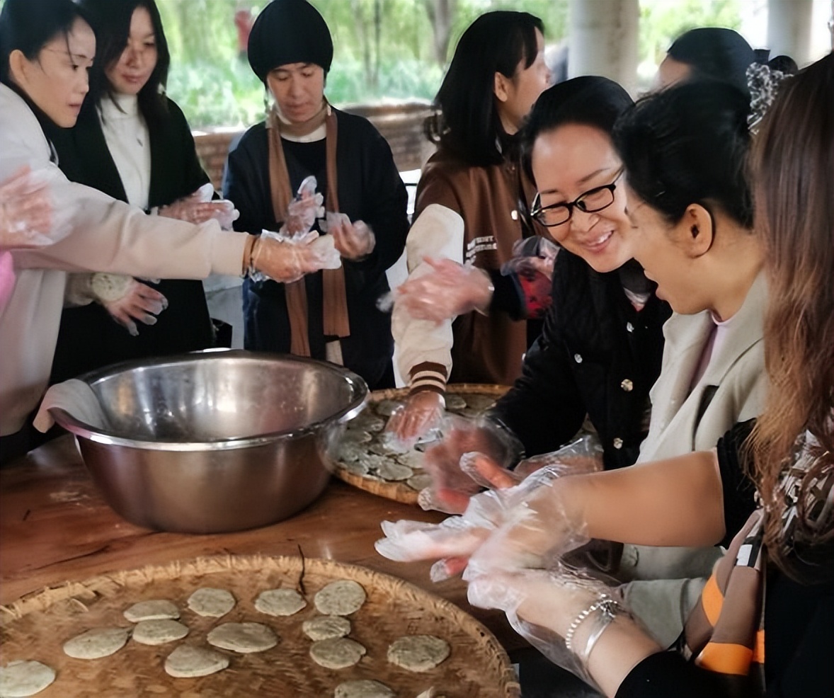 巾帼同行 共享春甜  郴州市第一职中庆三八妇女节活动