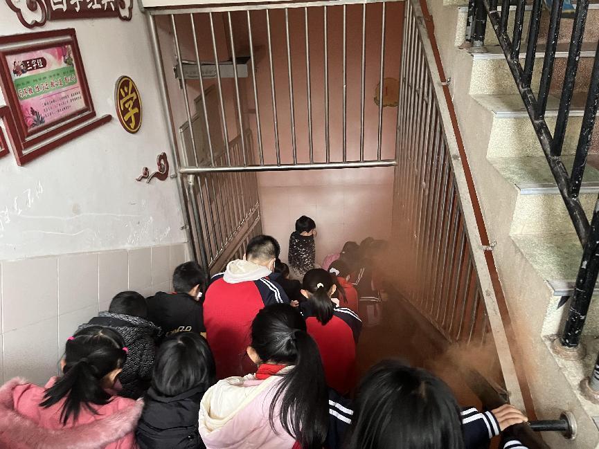 长沙县圣和教育集团双江中心小学组织开展消防应急疏散演练