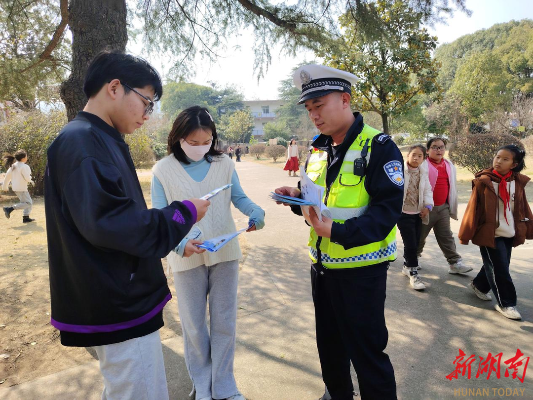 新田:交警入校当“老师” 警校共筑“平安路” - 教育资讯 - 新湖南