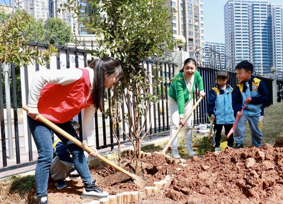 雨花区教育局幼儿园东澜湾幼儿园举办植树节活动