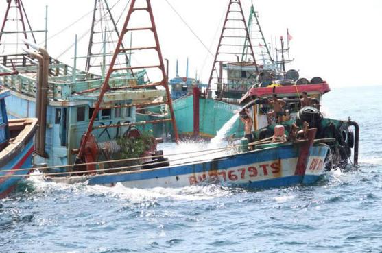 印尼一渔船倾覆致2人死亡24人失踪
