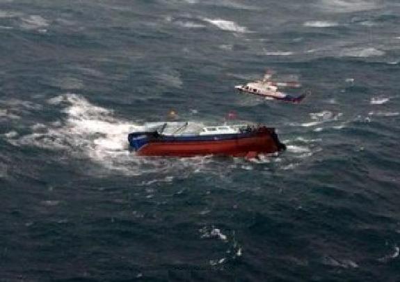 福建一艘渔船海上沉没 已救起2人 还有4人正在搜救