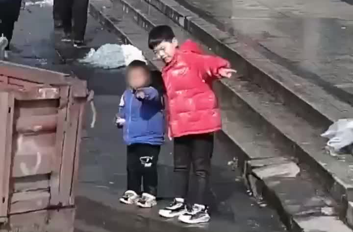 胆大心细！10岁小孩哥捡到一个5岁萌娃