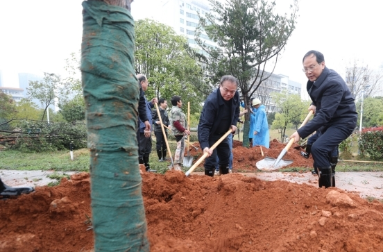 南华大学师生共同开展义务植树活动