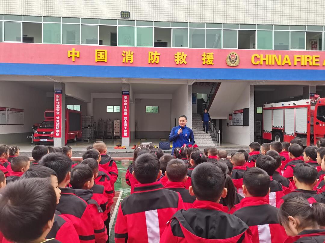 芷江侗族自治县三里坪幼儿园开展参观消防队社会实践活动