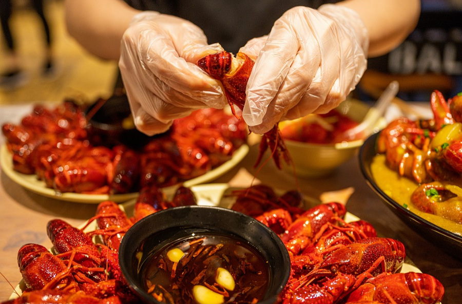 “夜宵顶流”小龙虾上市 预计4月价格达到最低点