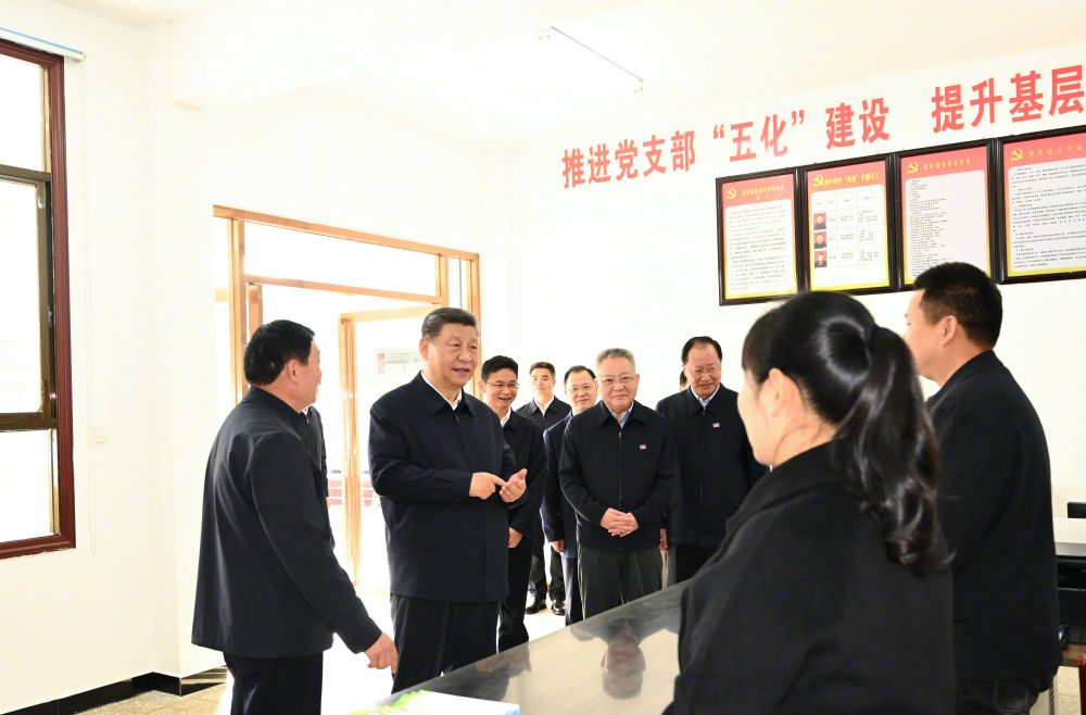 习近平在湖南考察农村基层减负情况