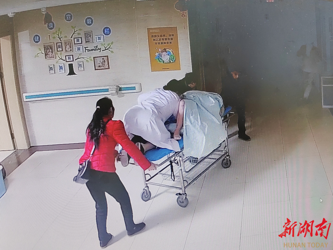 孕妇脐带脱垂，冷水江市人民医院医生跪姿托举双胎新生命，上演“生死时速”