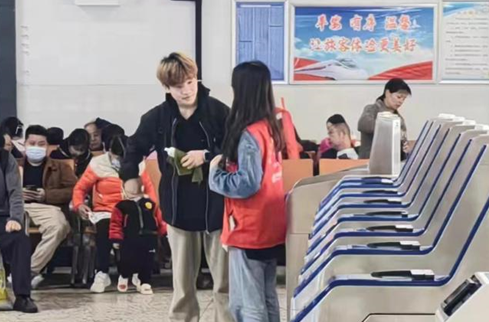 南华学子在衡阳火车站开展志愿服务活动
