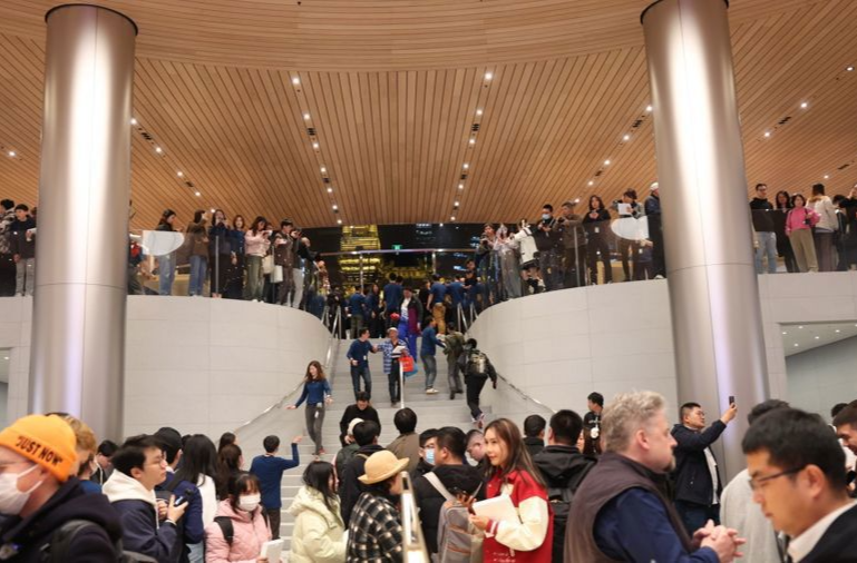 库克到场，苹果静安店开业引发轰动，南京西路朝“千亿商圈”稳步迈进