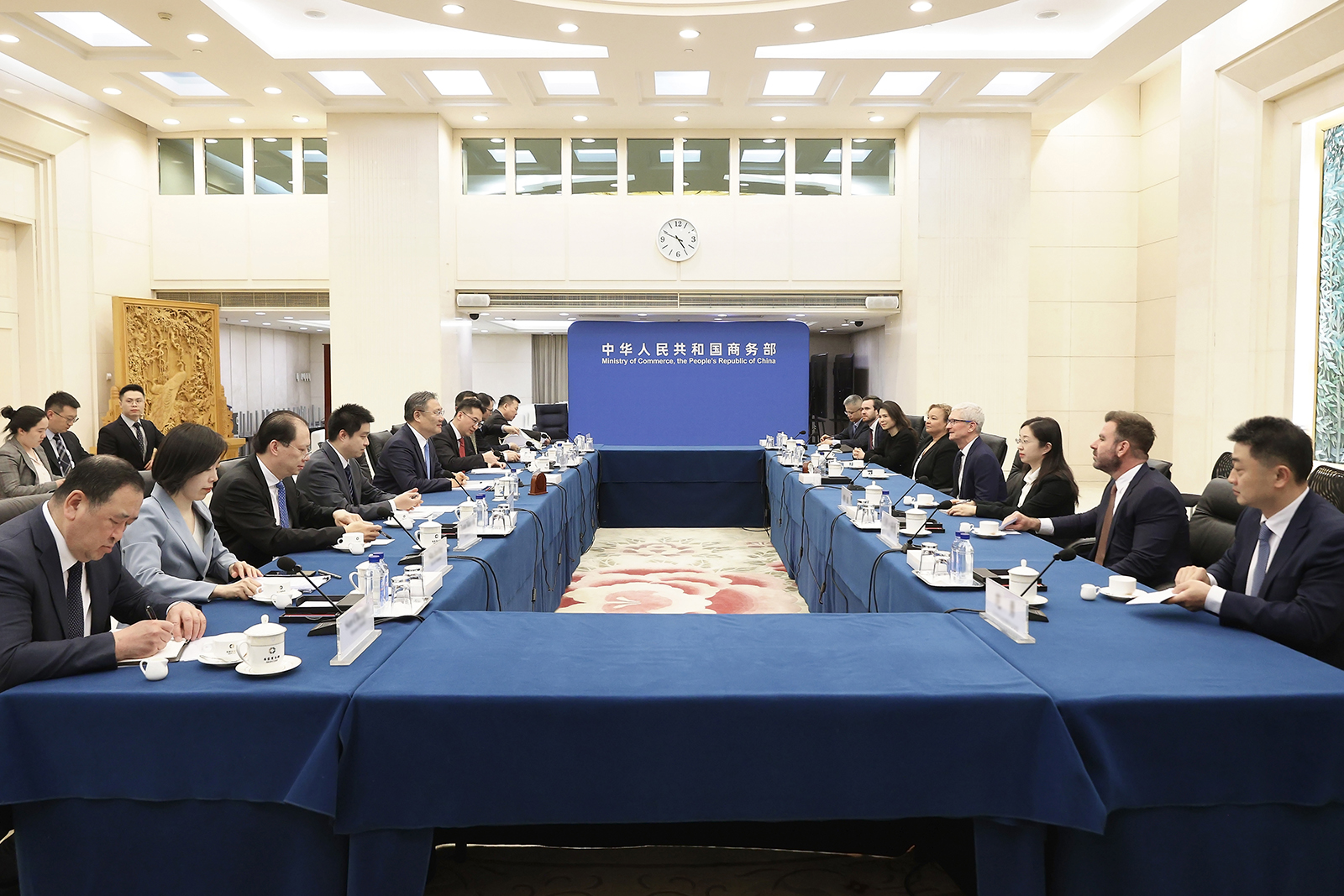 王文涛会见库克欢迎苹果公司继续深耕中国市场实现共同发展