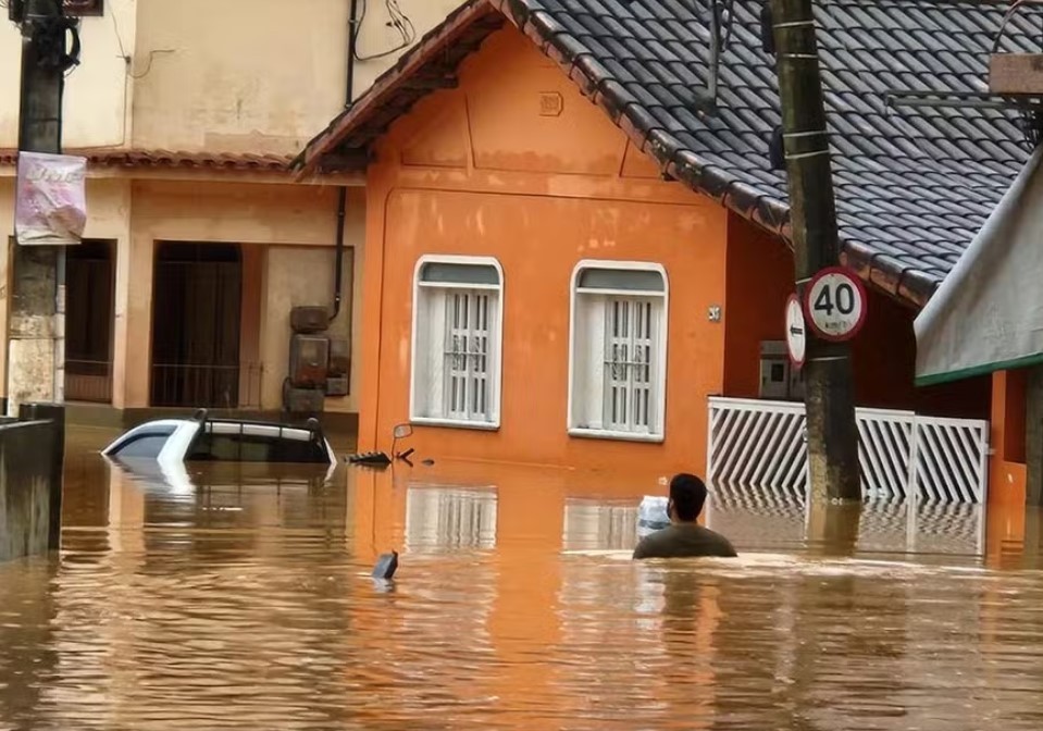 巴西圣埃斯皮里图州暴雨引发洪灾 已致4人死亡