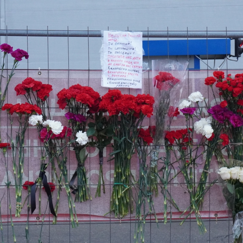 莫斯科恐袭发生32小时 封锁线外的悼念