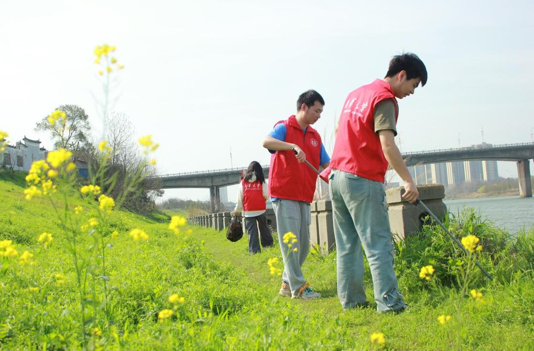 南华学子开展“保护母亲河”志愿活动