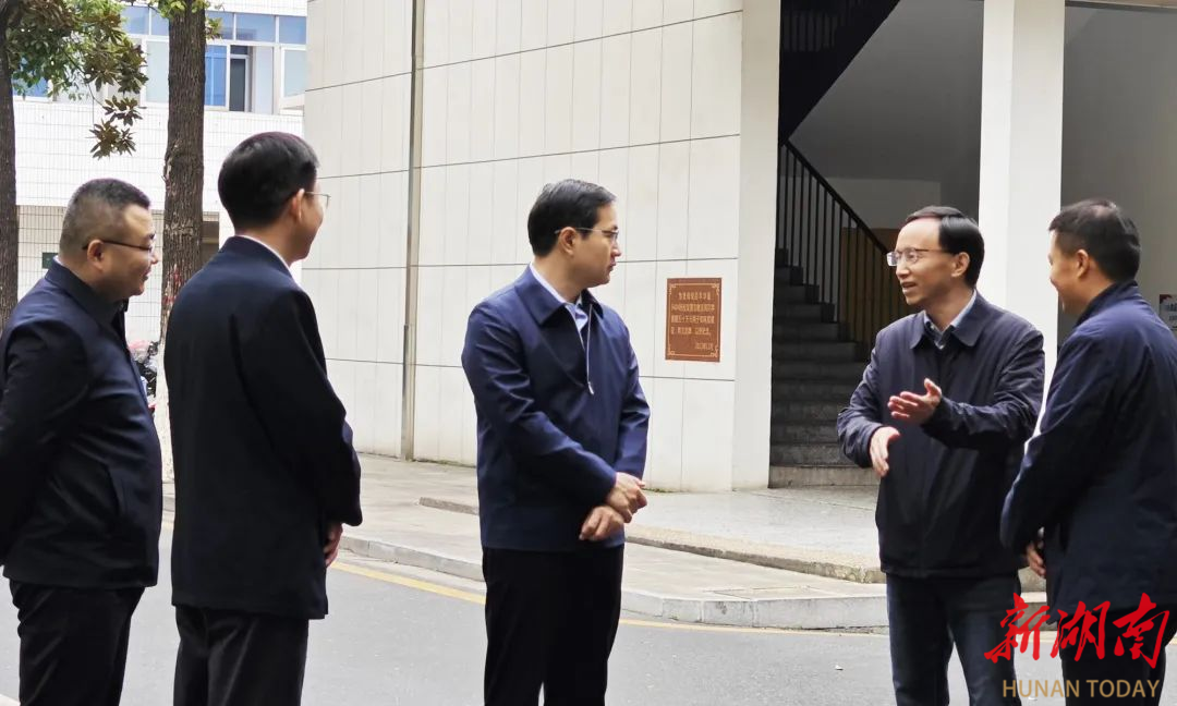 蒋金海表示,鼎城一中全体师生一定不负领导的关心,关爱和关注,继续俯