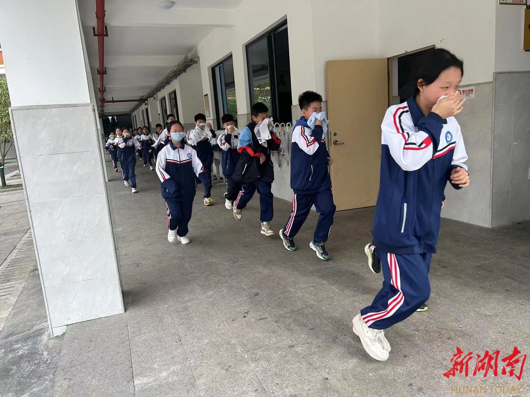 怀化市金时中学开展消防安全演练活动