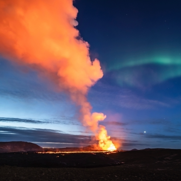 冰与火的碰撞 冰岛极光与火山同框