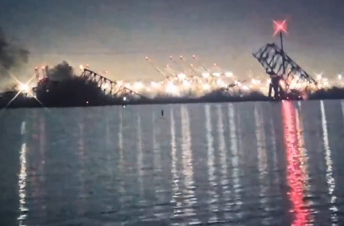 美国马里兰州一桥梁因船只撞击发生坍塌 至少7人落水