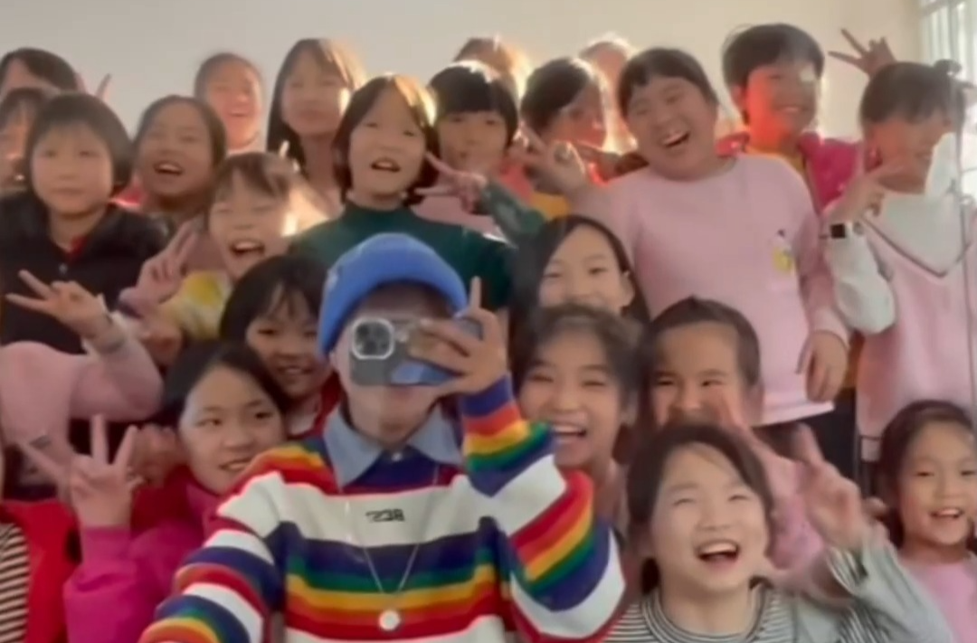 自信放光芒！00后乡村老师带学生跳街舞