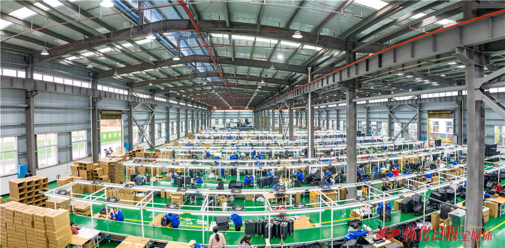 东莞尼戴克箱包公司,长沙县江背镇宇途箱包加工厂三家企业签约