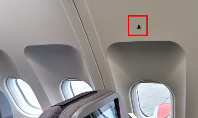 为什么飞机舱壁内会有一个黑色三角形？坐到这个位置就赚到了