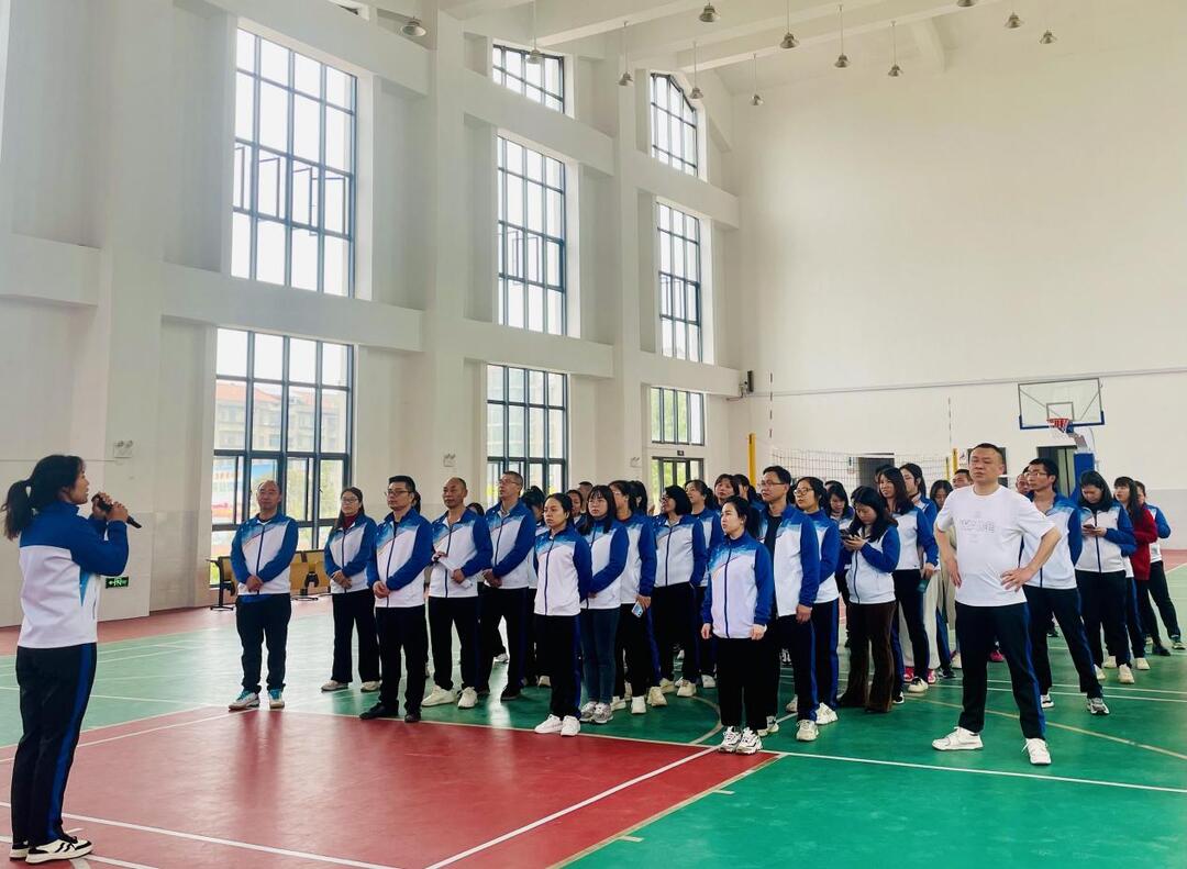 衡南县三塘联合学校芙蓉小学举行“清廉杯”教职工气排球比赛开幕式