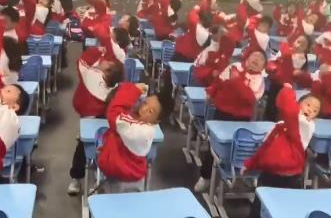 湖南一小学学生在教室内演绎《满江红》 气势十足