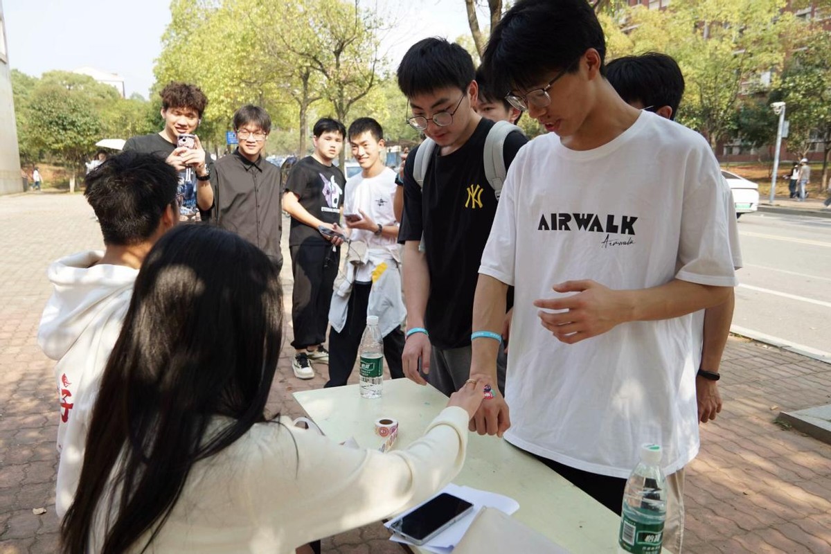 长理“大禹之子”青年志愿者协会开展环保健步行活动