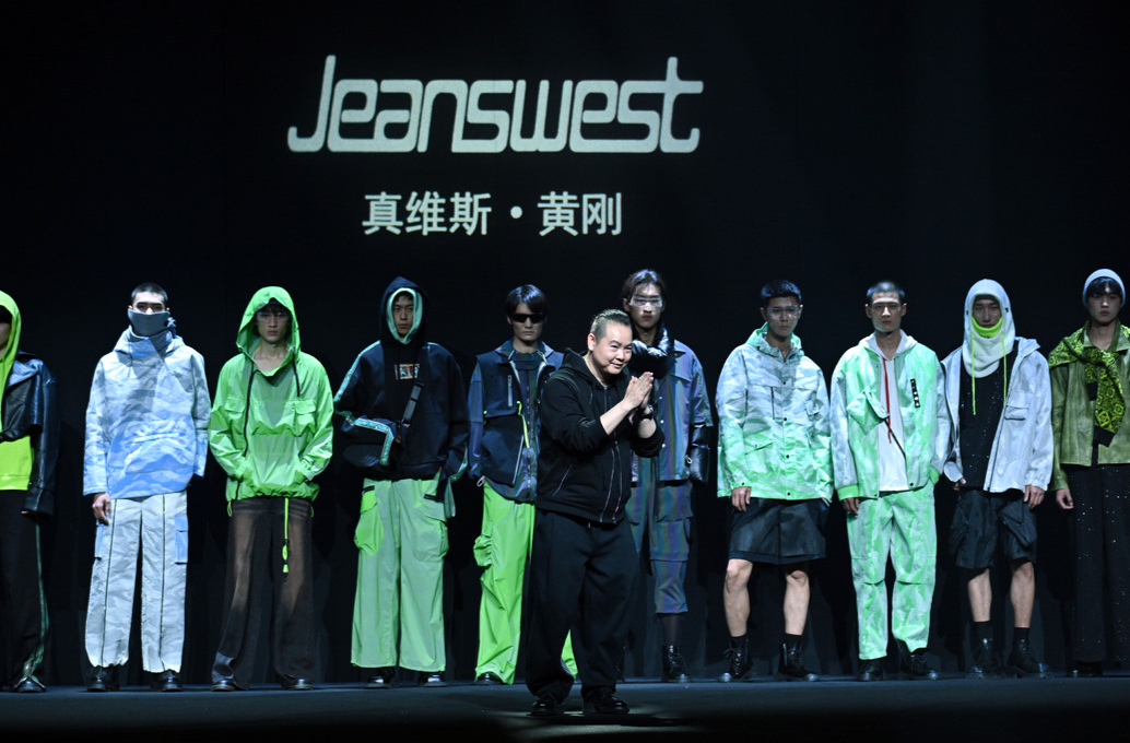 “真维斯·黄刚”时装发布会亮相中国国际时装周