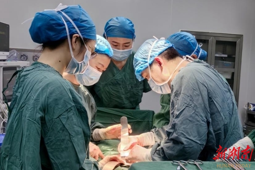 湖南医药学院总医院成功救治罕见腹腔内妊娠活胎患者