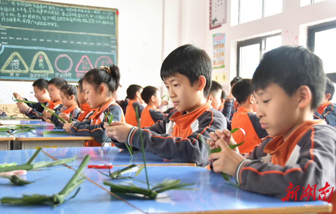 Palm Fiber Weaving ICH Item Promoted in Primary School