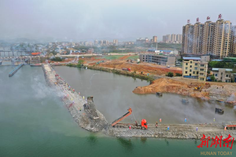 湘江永州至衡阳三级航道建设三期工程浯溪二线船闸上游深水围堰顺利合龙