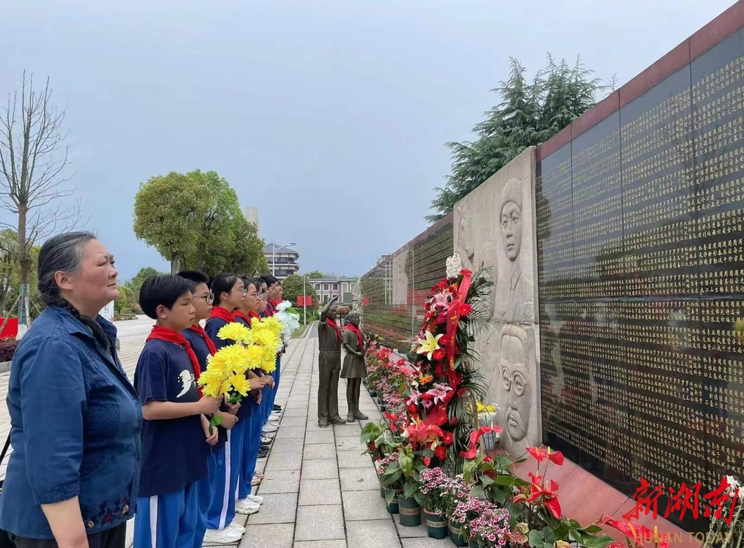 长沙市稻田中学学子赴湖南革命陵园祭扫英烈，传承红色精神