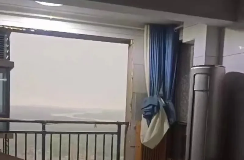 惊险！株洲大风将30楼住户家窗户吹倒