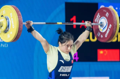 打破59公斤级总成绩世界纪录，湘妹子罗诗芳获世界杯举重双金