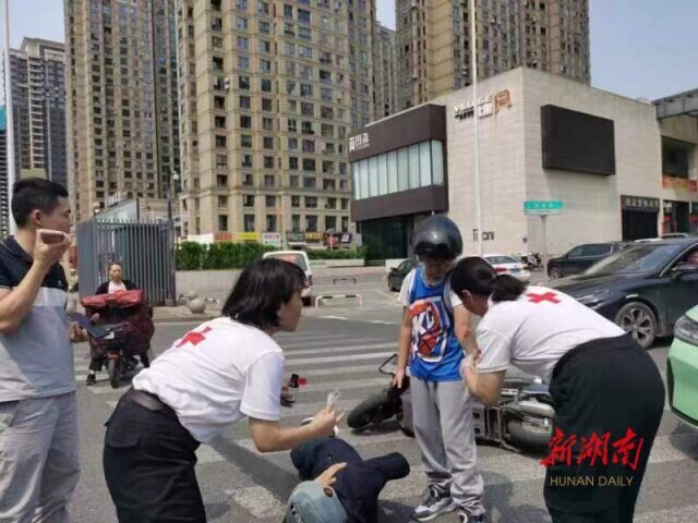 湖南蓝天救援队员救护车祸受伤人员