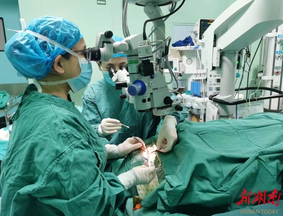 湖南医药学院总医院完成怀化首例氟轻松玻璃体内植入剂注射