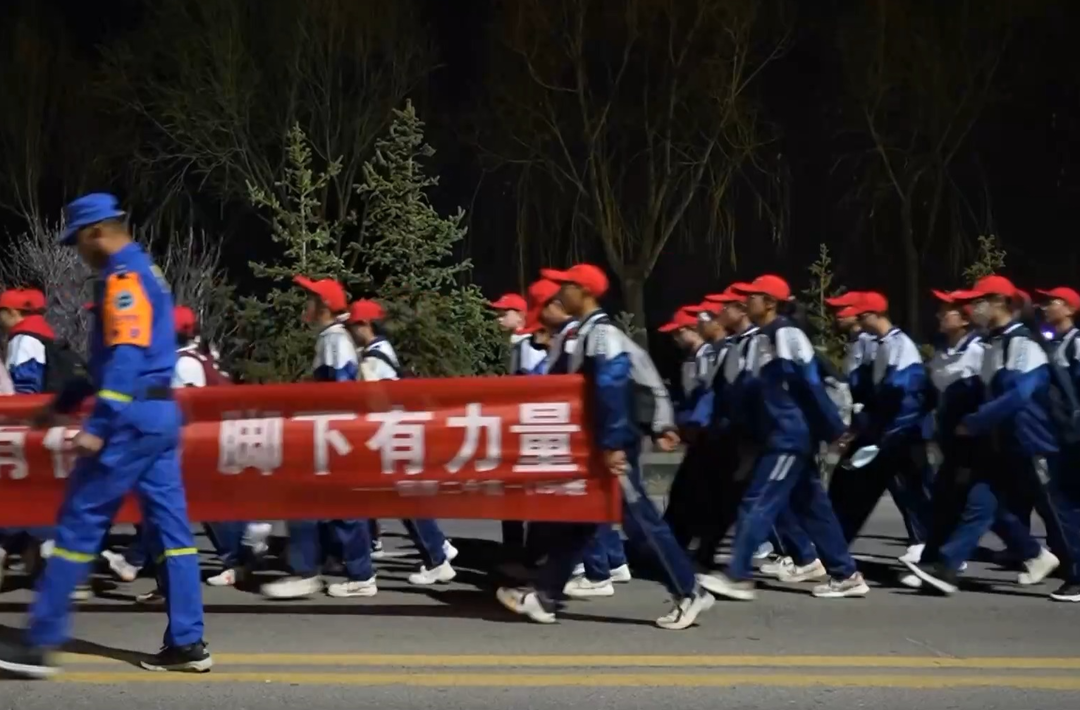 往返108里 坚持29年 徒步缅怀如何影响孩子们？