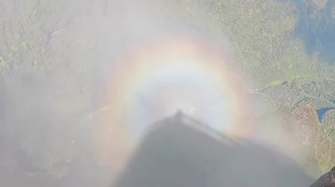 太仙了！张家界七星山云雾缭绕中现“佛光”