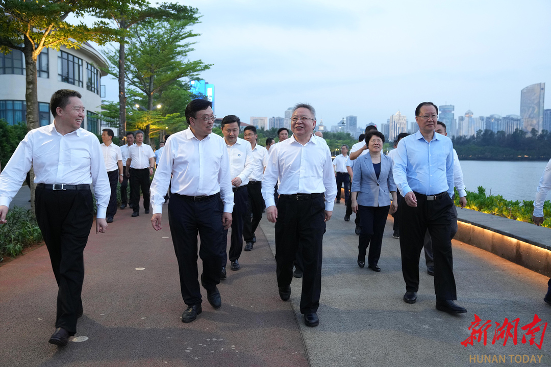 4月7日，湖南省党政代表团考察了海口湾畅通工程。