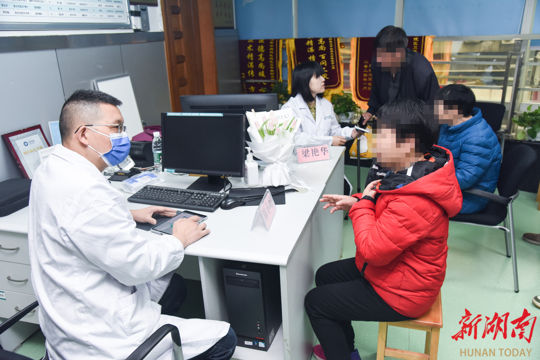 世界卫生日：湖南省第二人民医院开展帕金森病患者脑起搏器程控义诊