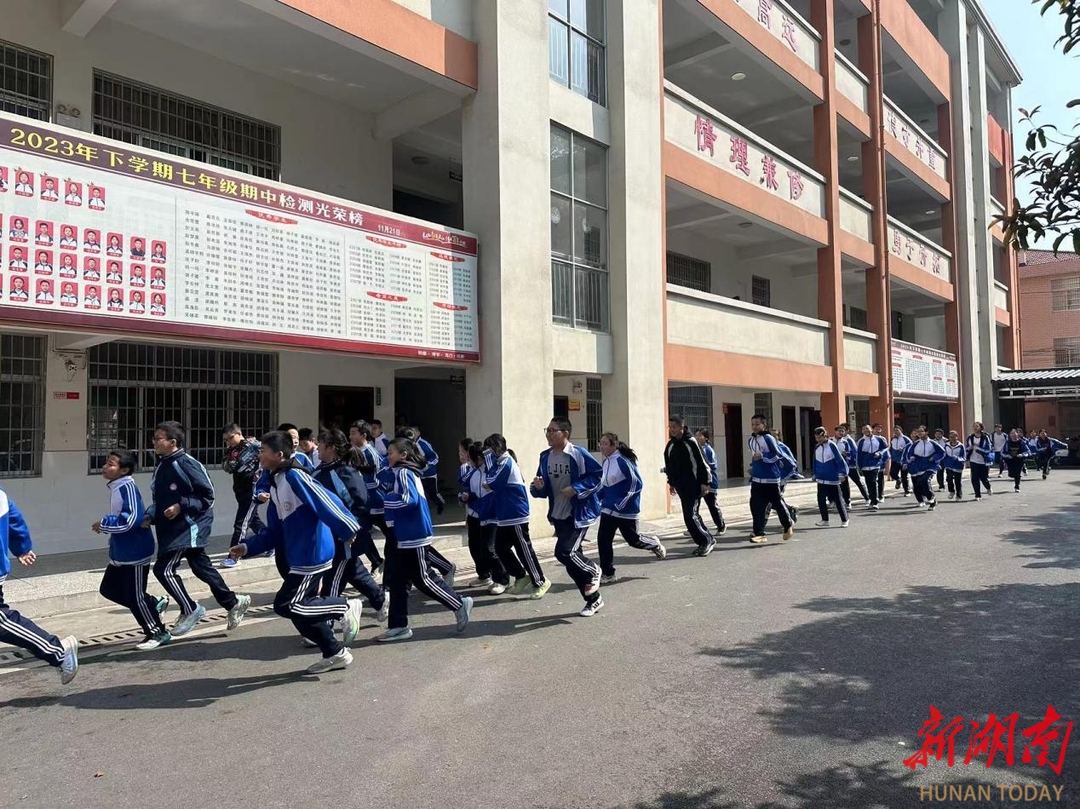 澧县城关中学：开展“应急疏散演练，灭火器的使用”培训