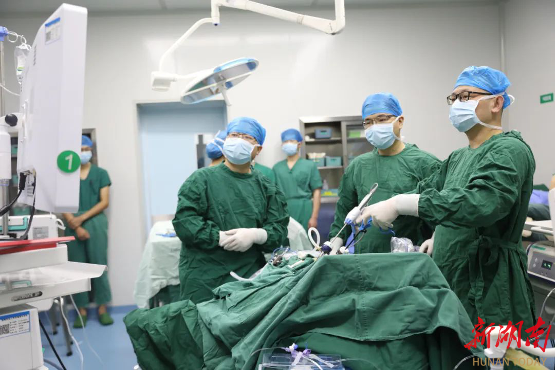 湖南师范大学附属医院湘东医院泌尿外科团队成功切除巨大肾肿瘤