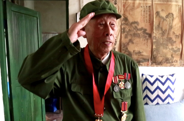 92岁老兵潘清桐捐赠抗美援朝珍藏文物