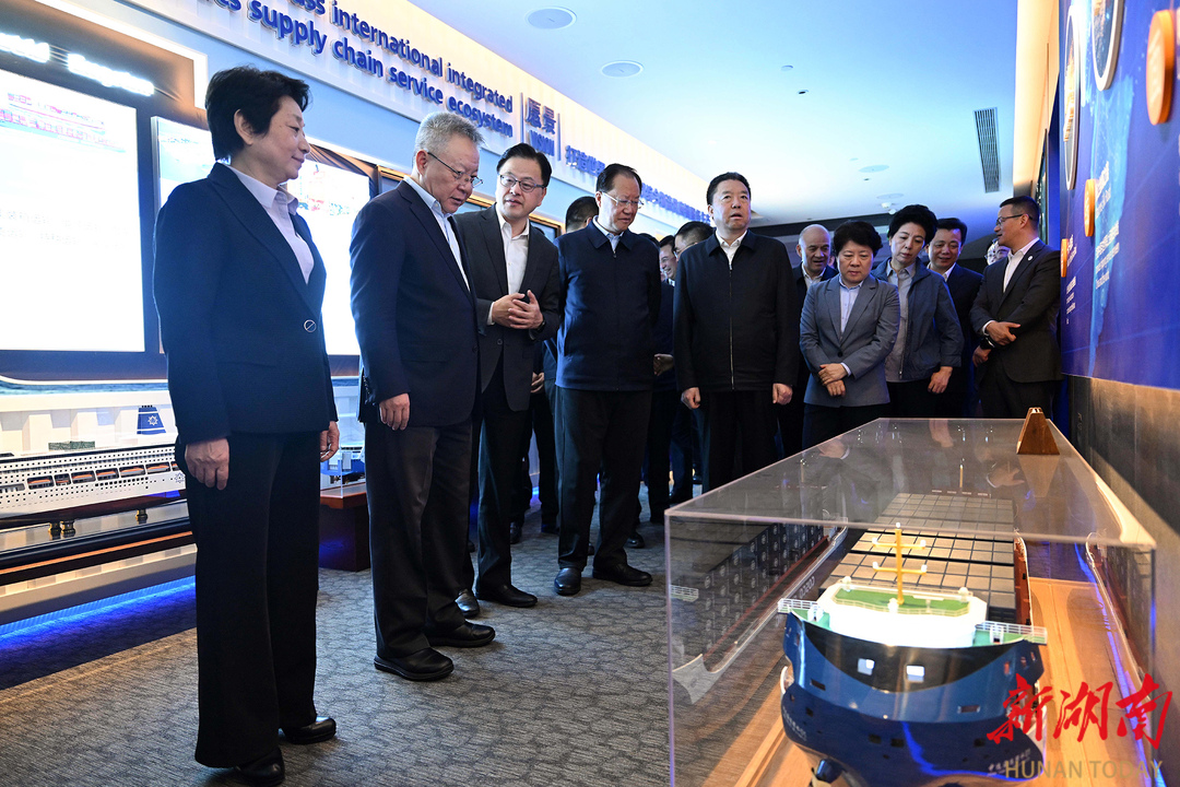 4月11日，湖南省党政代表团考察了中国远洋海运集团。