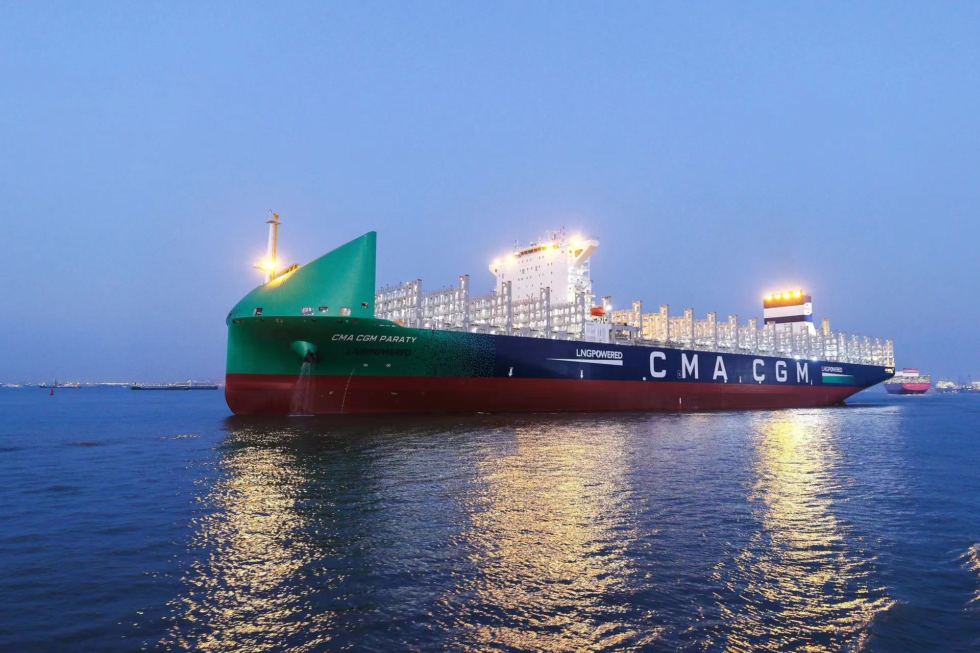 海上绿巨人，全球最新清洁能源集装箱船在沪交付